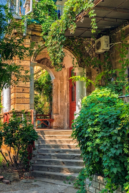 Veranda mit Bogen in einem alten Haus