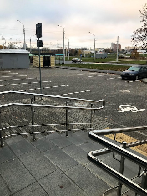 Veranda Zugang zum Parkplatz vom öffentlichen Gebäude geräumiger Parkplatz mit einem Platz