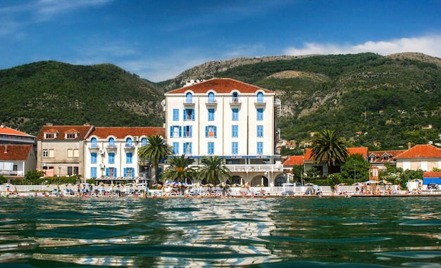 Veraneantes nadando en el mar Adriático durante las vacaciones de verano en el resort en la ciudad de Tivat en Montenegro