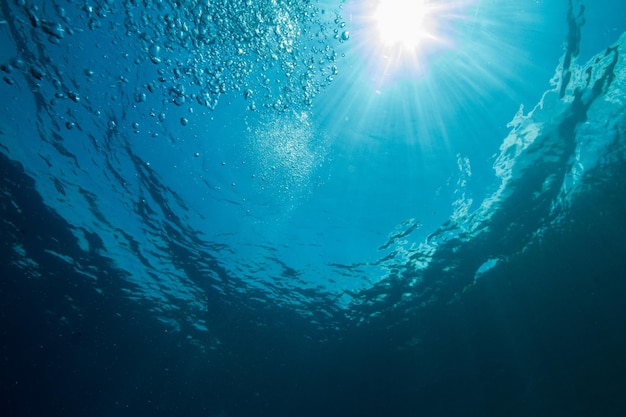 Verano Aguas marinas de onda horizontal bajo el agua