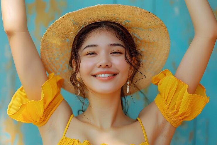 El verano alegre vibra una joven con un vestido y sombrero amarillos sonriendo brillantemente