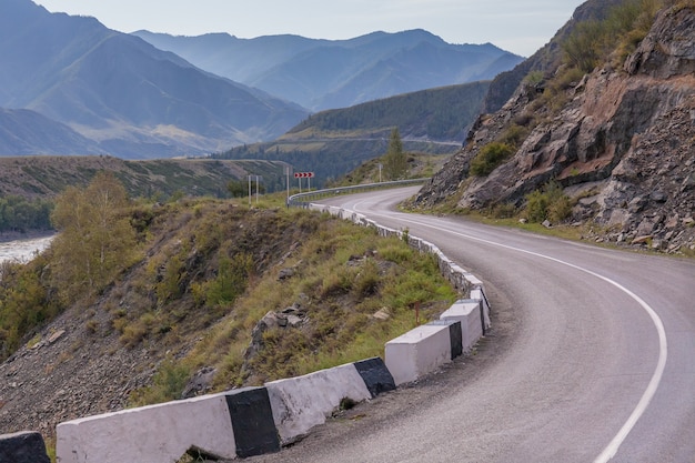 Verano en Altai Rusia, camino a las montañas de Altai