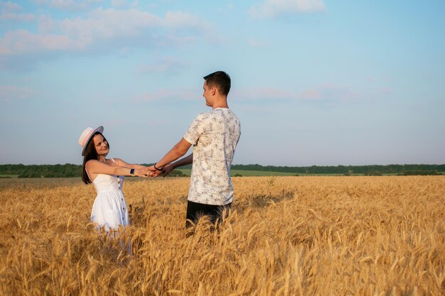 Verano. Amor en el campo de trigo.