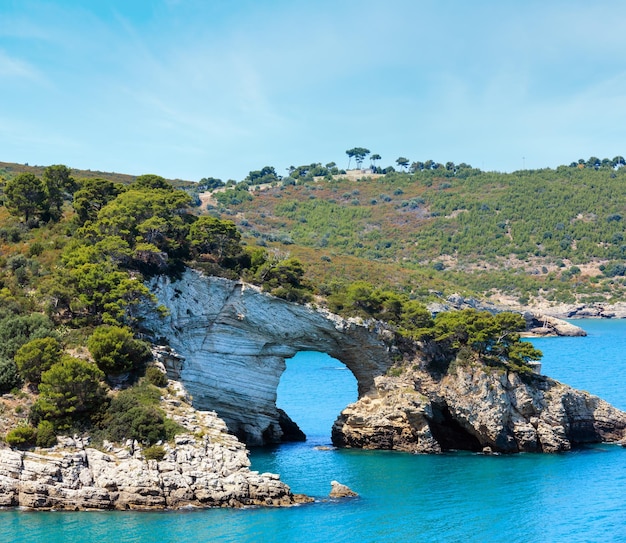 Verano Architello Arco de San Felice en la península de Gargano en Puglia Italia