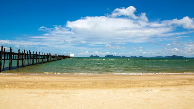 Foto verano de arena caliente en la playa. paisaje del océano con cielo azul. día soleado y luz solar.