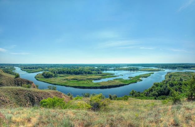 Verano brillante vista sobre el delta del río Vorskla desde la colina. Foto panorámica de paisaje ojo de pez.