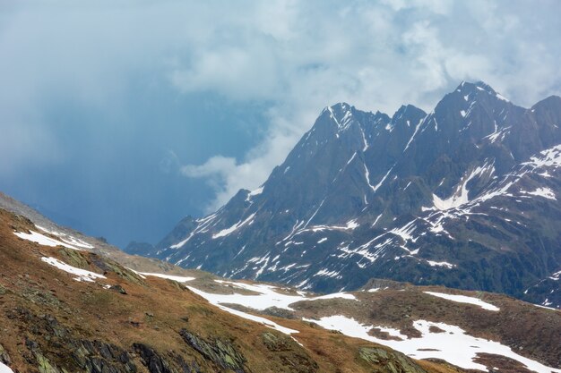 Verano brumoso vista desde Passo del San Gottardo o St. Gotthard Pass (Suiza). Clima lluvioso.