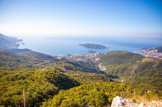 Verano budva riviera costa panorámica paisaje en montenegro vista desde la cima de la carretera de montaña