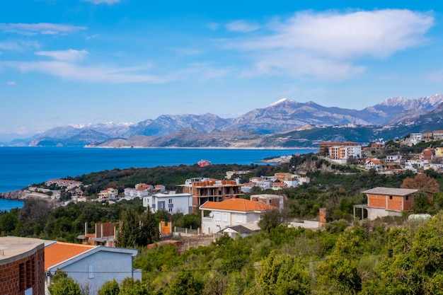 Verano budva riviera costa panorámica paisaje en montenegro vista desde la cima de la carretera de montaña