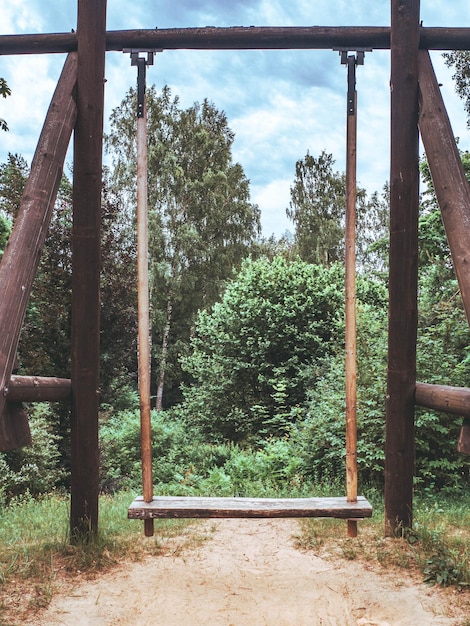 Verano cálido Columpio vacío en el bosque