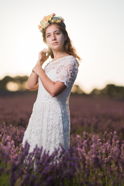 Verano campo de lavanda naturaleza feliz joven mujer hispana en flores de color púrpura paisaje de pradera