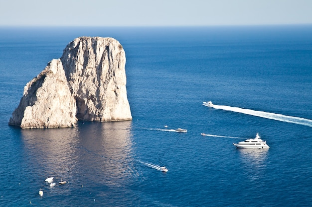 Verano en Capri, hermosa isla en el golfo de Nápoles, Italia