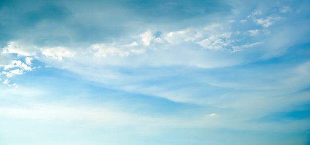 Verano cielo azul y nube blanca fondo blanco Hermoso claro nublado en la temporada de calma de la luz del sol