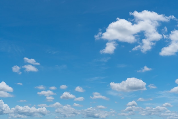 Verano cielo azul y nubes blancas