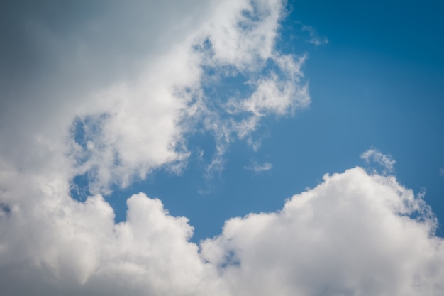 Verano cielo azul y nubes