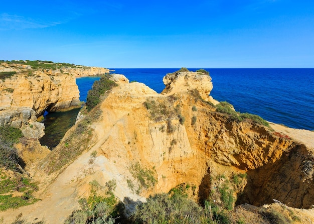 Verano costa rocosa amarilla atlántica ver las afueras de Albufeira Algarve Portugal