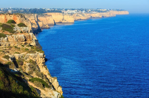 Verano costa rocosa del océano Atlántico cerca de la ciudad de Carvoeiro (Lagoa, Algarve, Portugal).