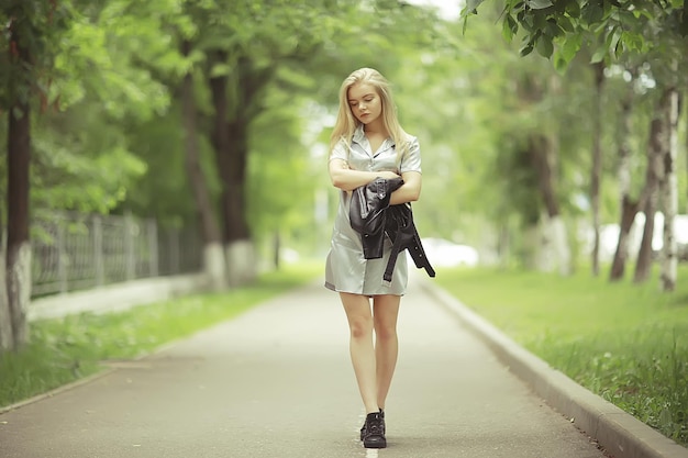 Verano hermosa joven rubia en el parque