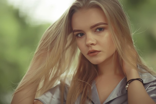 Verano hermosa joven rubia en el parque