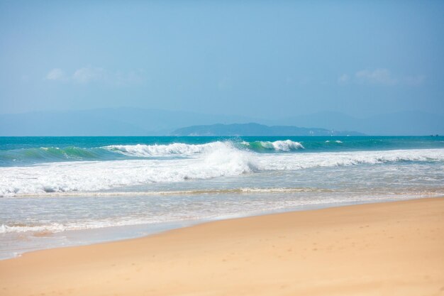 Verano hermoso paisaje marino con olas en la playa de arena