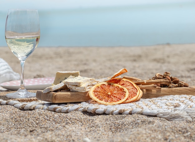 Verano hermoso picnic romántico junto al mar. El concepto de vacaciones.