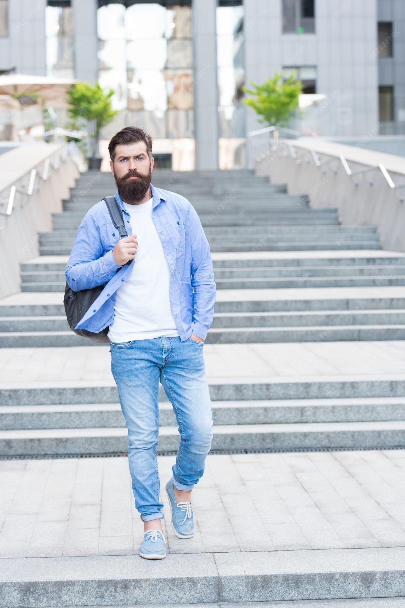 cruzar La ciudad Defectuoso El verano está en el hombre barbudo baja al aire libre ropa hipster moda de  verano traje casual de verano estilo de vida urbano vestuario de moda para  hombres tendencia elegante vacaciones