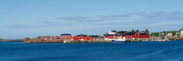 Verano en las islas reine lofoten noruega popular destino turístico antiguo pueblo de pescadores con