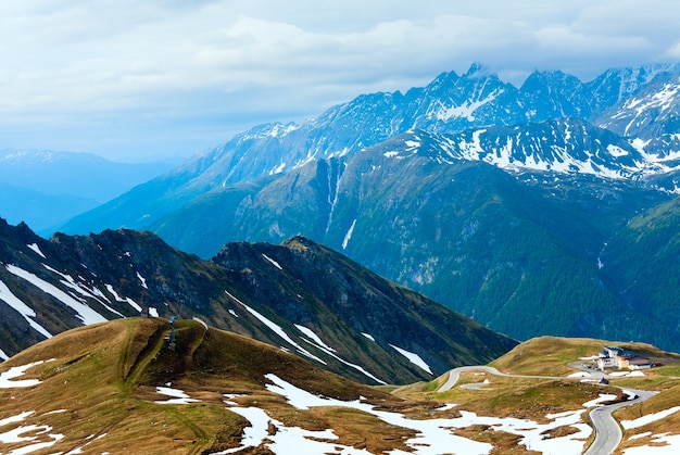 Verano, junio montaña de los Alpes y camino sinuoso, vista desde Grossglockner High Alpine Road.