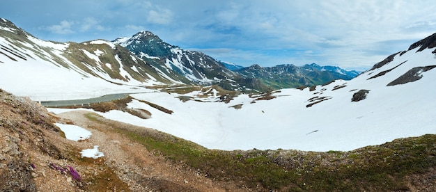 Verano, junio montaña de los Alpes y camino sinuoso, vista desde Grossglockner High Alpine Road.