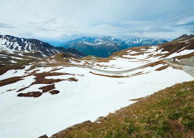 Verano, junio) Montaña de los Alpes, vista desde la carretera alpina de Grossglockner