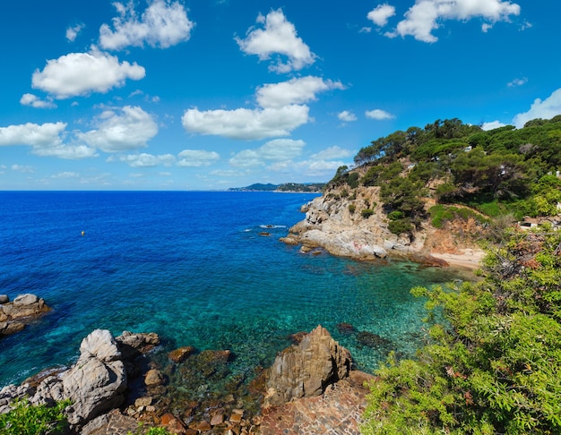 Verano mar costa rocosa ver España