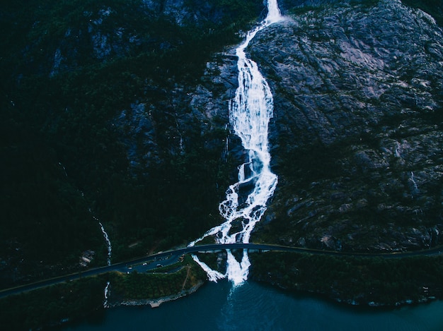 Verano de montaña Langfoss cascada en la ladera (Etne, Noruega). Foto de los drones aéreos