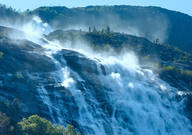 Verano montaña Langfossen cascada en pendiente (Etne, Noruega).