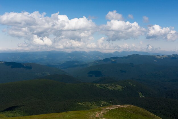 Verano en las montañas de los Cárpatos