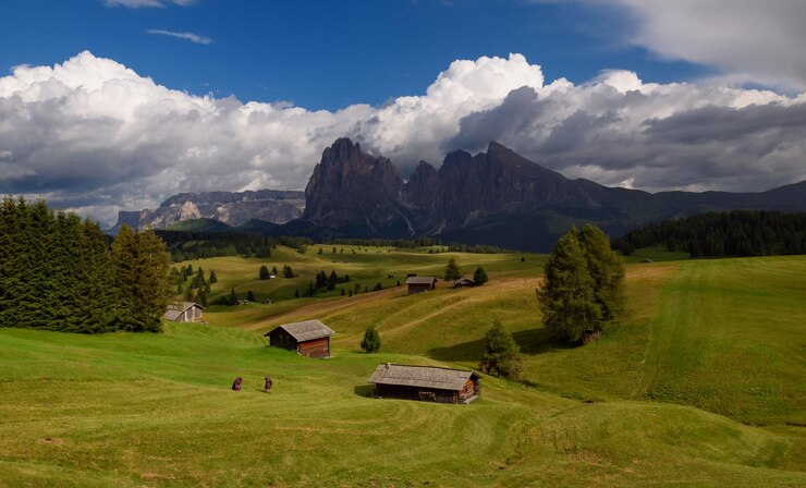 Foto verano en las montañas dolomitas en una tarde nublada y tormentosa