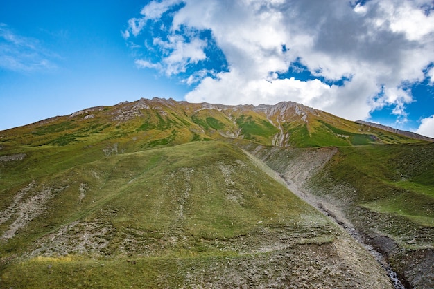 Verano montañas hierba verde y paisaje de cielo azul