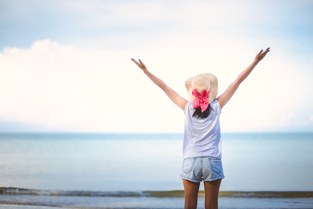 Verano mujer relajarse vacaciones