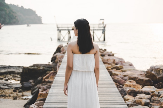 Verano mujer relajarse vacaciones