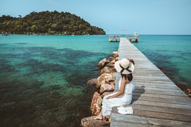 Verano mujer relajarse vacaciones