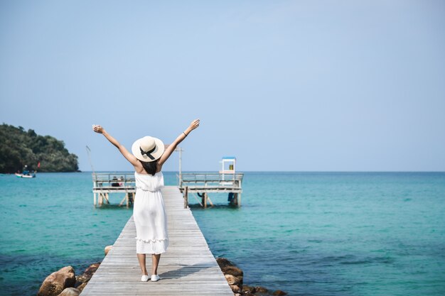 Verano mujer relajarse vacaciones