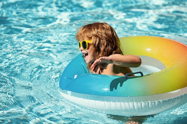 Verano niños vacaciones concepto verano niño fin de semana niño en piscina niño en parque acuático con infla