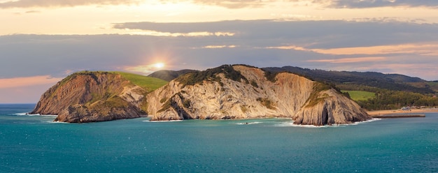 Verano océano bahía costa atardecer vista cerca de la ciudad de Gorliz Vizcaya País Vasco España