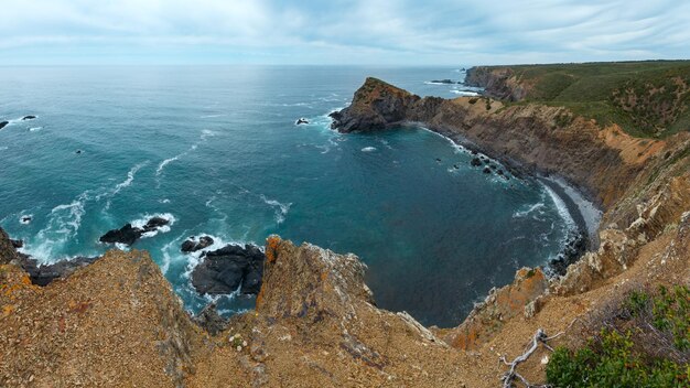 Verano paisaje de la costa rocosa del océano Atlántico (cerca de la playa de Arrifana, Aljezur, Algarve, Portugal).