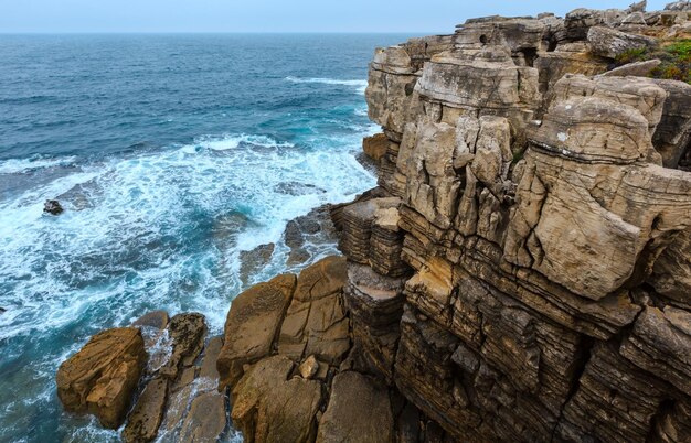 Verano paisaje de la costa rocosa del Océano Atlántico (Peniche, Portugal).