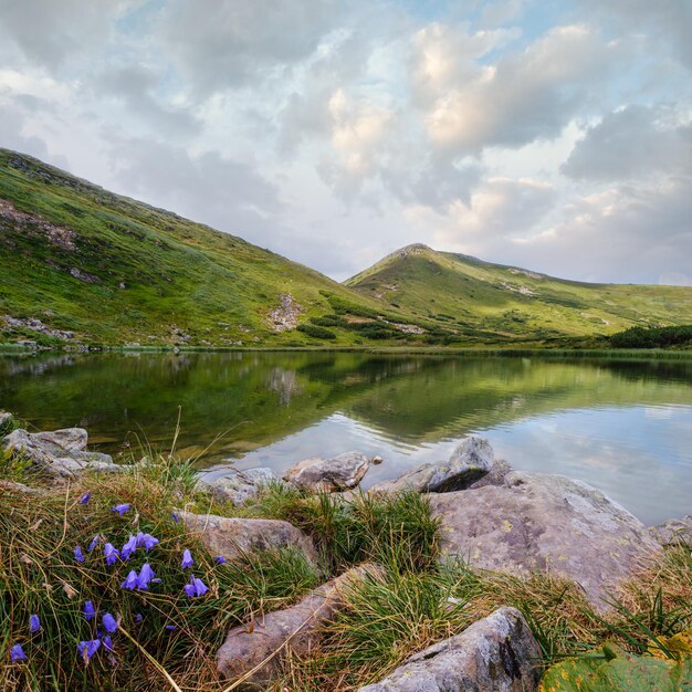 Foto verano paisaje del lago nesamovyte cordillera de chornohora montañas de los cárpatos ucrania