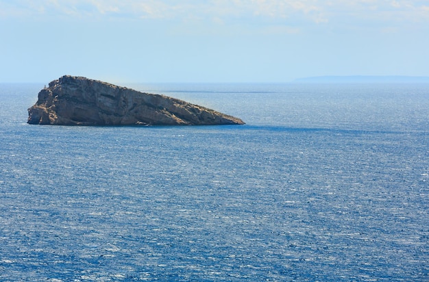 Verano paisaje del mar Mediterráneo y la isla de Benidorm (Costa Blanca, Alicante, España).