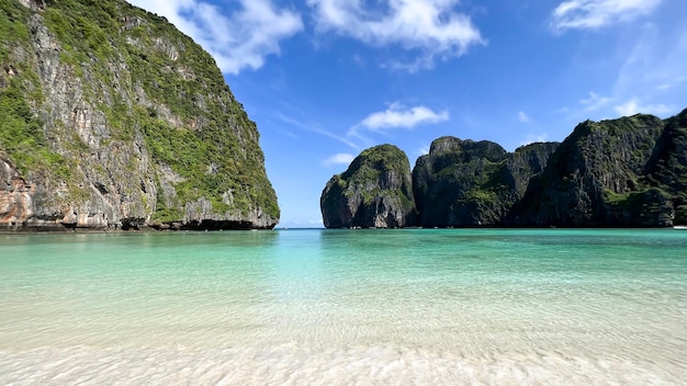 Verano en la playa en la isla phi phi krabi tailandia