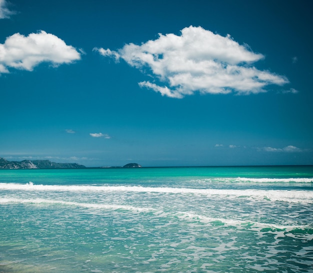 Verano de playa con nubes y cielo azul