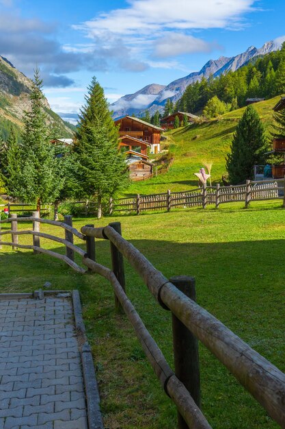 Verano en el pueblo alpino de Zermatt, Suiza