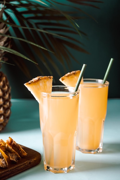 Verano refrescante bebida tropical jugo o cóctel con jugo de piña y tequila